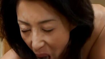 Невинно български порно клипчета момиче използва играчки, за да зарадва сладката си путка