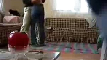 Твърдият преговарящ MILF магически успокоява работника porno s balgarki