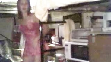 Късата руса уличница разбива голямото си дупе порно на български език