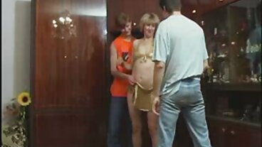 Властната руса мащеха нарежда на Чап porno balgarki да лиже