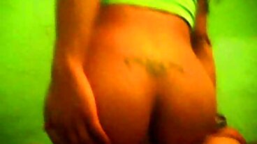 Подла MILF чука млад пич в българско порно на живо горещата вана