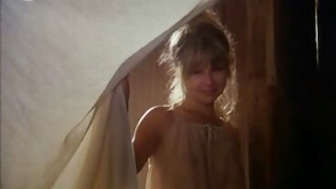 Onesie български порно клипчета Foursome с приятелите на доведената сестра във филмовата вечер