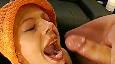 Възбуденият човек се balgarski porno saitove задушава в огромните й цици