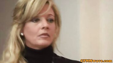 Момче от басейна, привлечено за секс от огромна цикада шефка! секс на български език