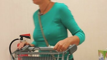 Едрата латиноамериканка Роуз Монро съблазнява българско порно безплатно клиента си