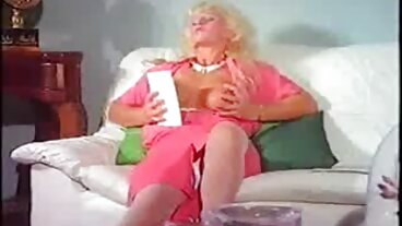 Asstastic Jynx Maze пробива вкусното си дупе от огромен член секс на български език